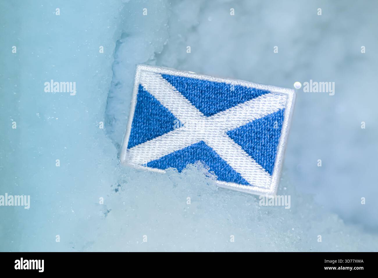 La zona di Saltire scozzese si trova in una valle glaciale delle Highland, che riflette il turismo invernale, i viaggi in stile artico e l'identità culturale in condizioni di ghiaccio. Foto Stock