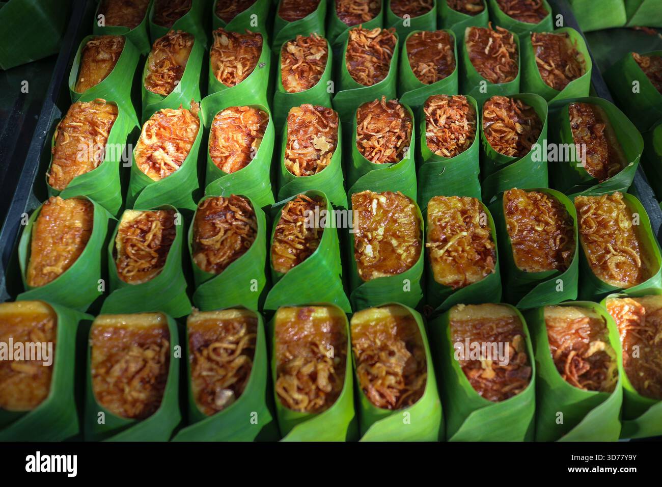 La tradizionale crema tailandese Mo Kaeng è organizzata in tazze di foglie di banana, evidenziando sapori autentici, patrimonio culturale e confezioni ecologiche. Foto Stock