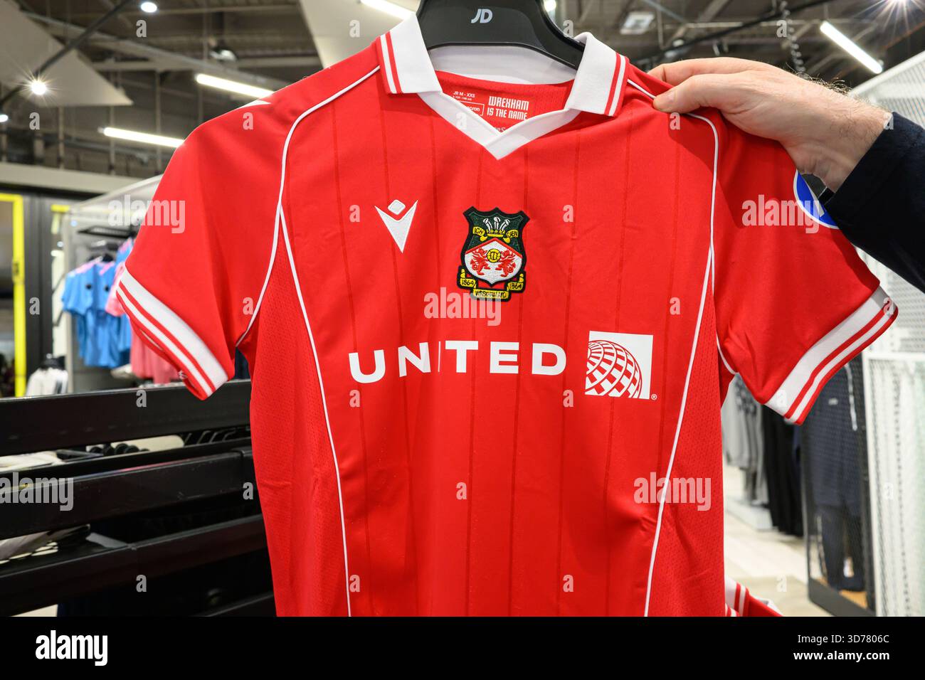 Maglia da calcio Wrexham AFC in un negozio di attrezzature sportive - Inghilterra, Regno Unito - 5 novembre 2025 Foto Stock