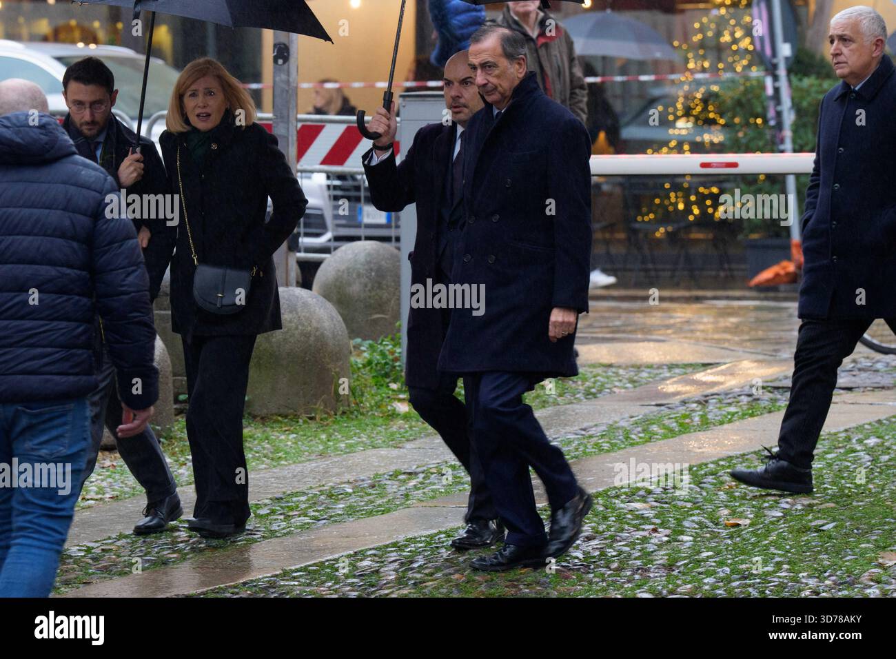 Milano, Italia. 24 novembre 2025. Giuseppe sala, sindaco di Milano alFunerali di Ornella Vanoni alla Chiesa San Marco di Milano, Italia Lunedi 24 novembre 2025 (foto di Claudio Furlan/LaPresse) Giuseppe sala, Sindaco di Milano, ai funerali di Ornella Vanoni presso la Chiesa di San Marco a Milano, Italia, lunedì 24 novembre 2025 (foto di Claudio Furlan/LaPresse) credito: LaPresse/Alamy Live News Foto Stock