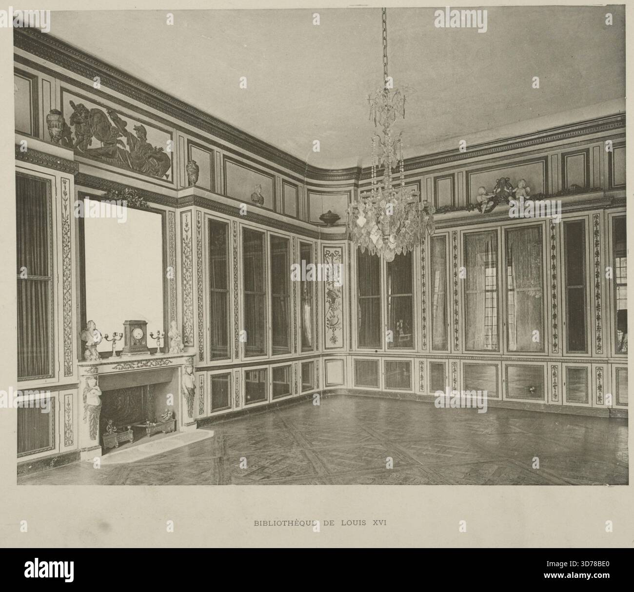 Biblioteca di Luigi XVI, 1899. Pubblicato a Parigi da librairies-imprimeries réunies. L'architettura rappresenta lo stile francese del XVII secolo, caratterizzato da lampadari e intricate decorazioni e ornamenti nel contesto del design degli interni Foto Stock