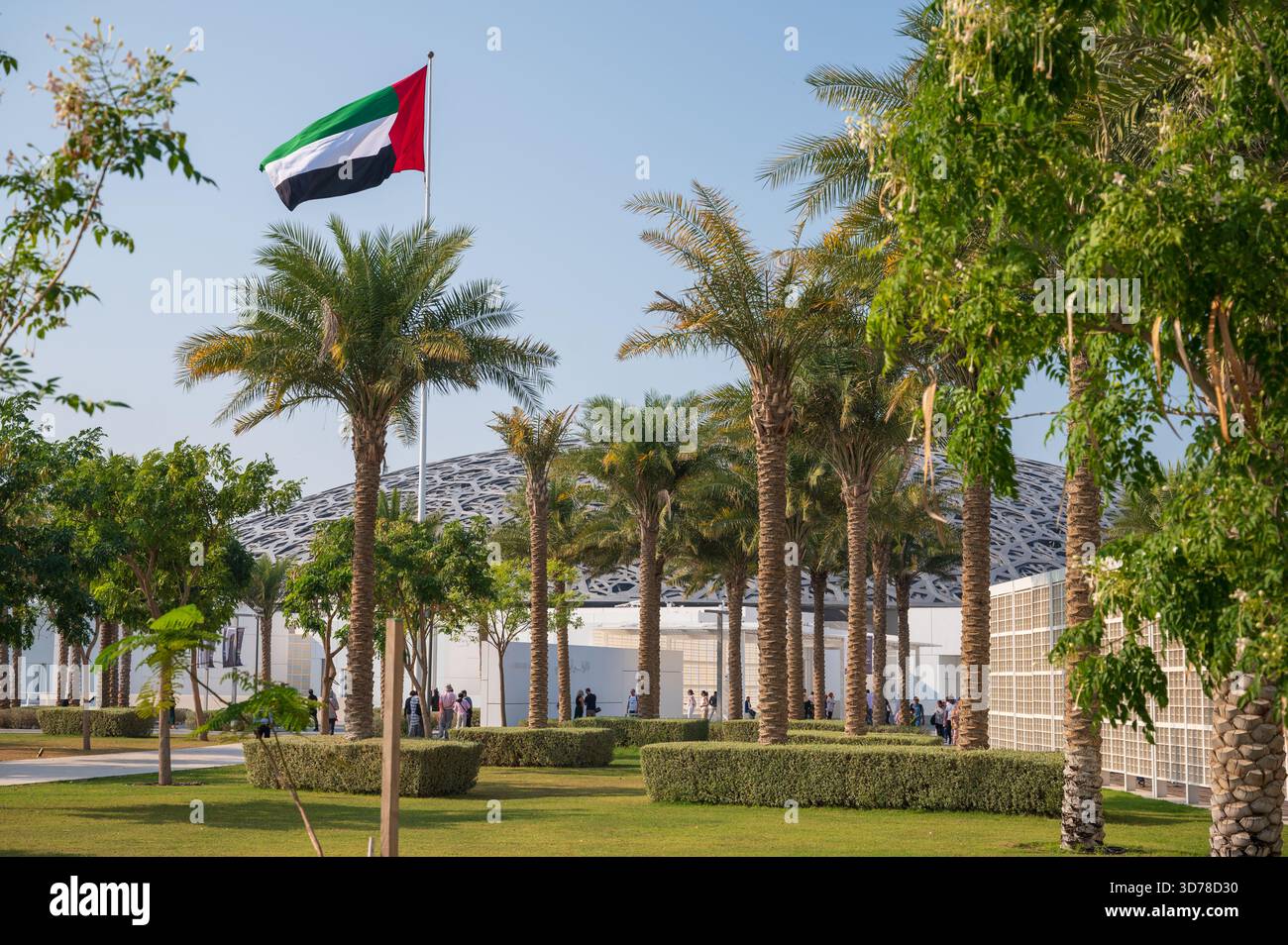 Louvre Abu Dhabi, Emirati Arabi Uniti. Iconico museo d'arte sull'isola di Saadiyat nel quartiere culturale della capitale degli Emirati Arabi Uniti Foto Stock