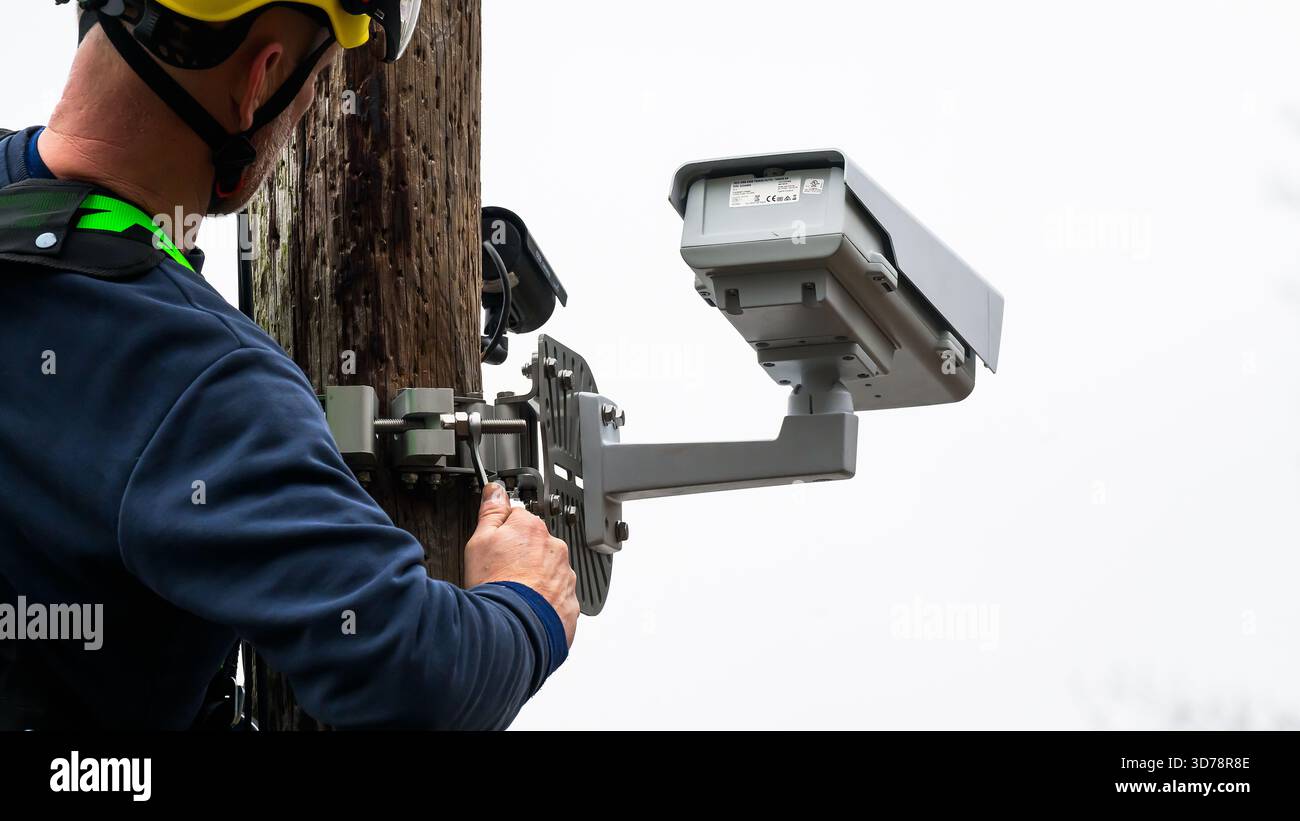 montaggio della telecamera di sorveglianza su un palo Foto Stock