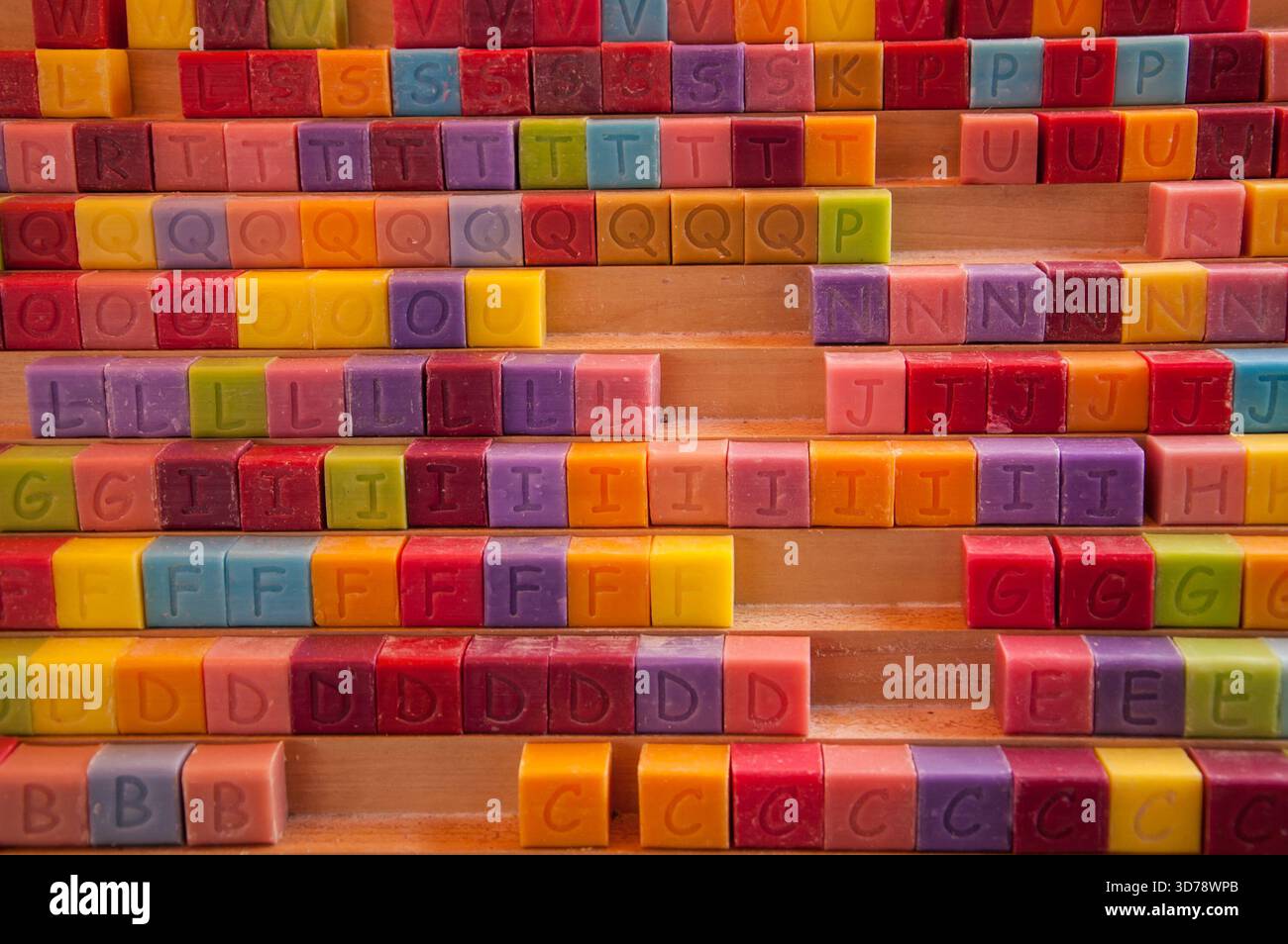 Saponette colorate con lettere maiuscole al salone di bellezza del centro benessere. Foto Stock