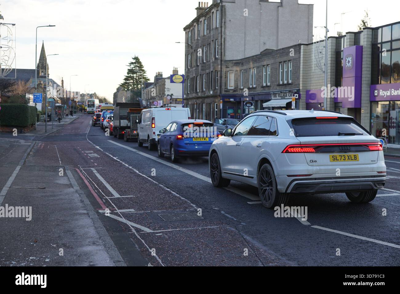 Traffico lento su Edinburgh Town Street, con auto in coda lungo la strada principale durante un tipico tragitto diurno in inverno. Edimburgo, Scozia Foto Stock