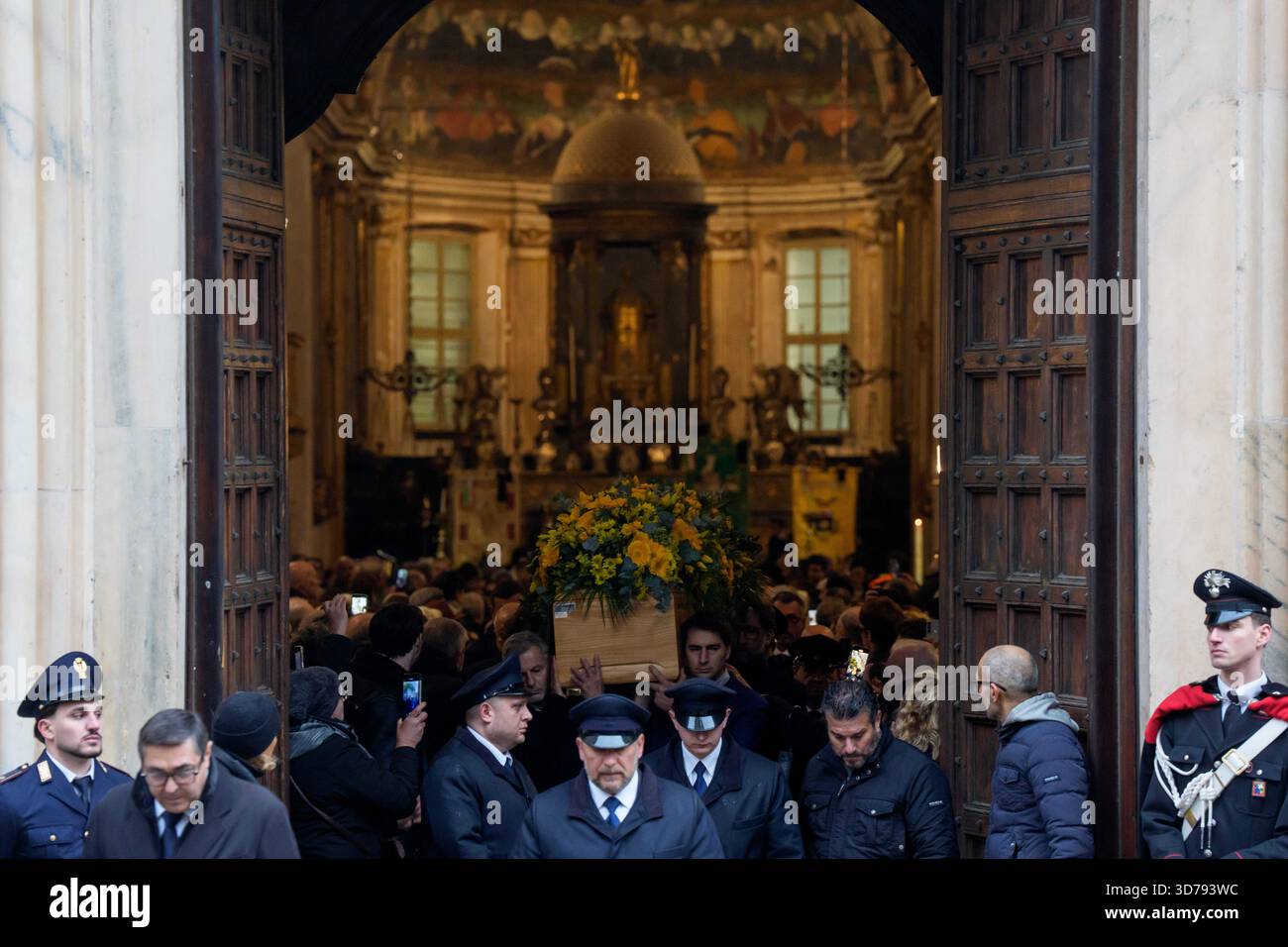 Milano, Italia. 24 novembre 2025. Funerali di Ornella Vanoni alla Chiesa San Marco di Milano, Italia Lunedi 24 novembre 2025 (foto di Claudio Furlan/LaPresse) funerale di Ornella Vanoni alla Chiesa di San Marco a Milano, Italia, lunedì 24 novembre 2025 (foto di Claudio Furlan/LaPresse) crediti: LaPresse/Alamy Live News Foto Stock