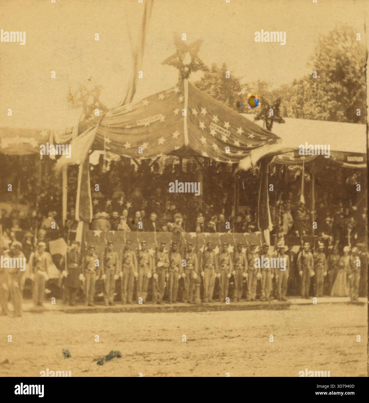 La tribuna di fronte alla casa del presidente occupata dal presidente, dai membri del Gabinetto, Grant, Sherman e dagli ufficiali di revisione durante la guerra civile Foto Stock