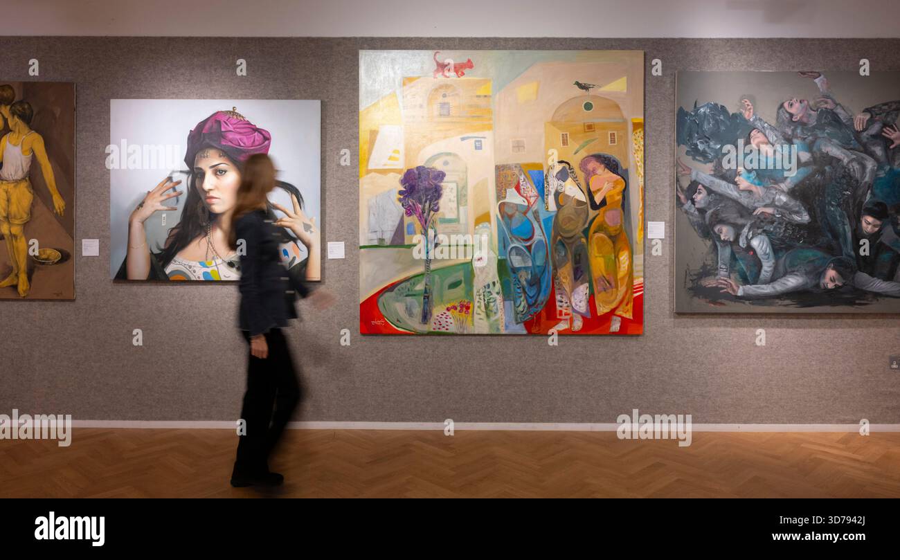 Bonhams, Londra, Regno Unito. 24 novembre 2025. L'asta Bonhams Modern and Contemporary Middle Eastern Art si svolge il 25 novembre. Crediti: Malcolm Park/Alamy Live News Foto Stock