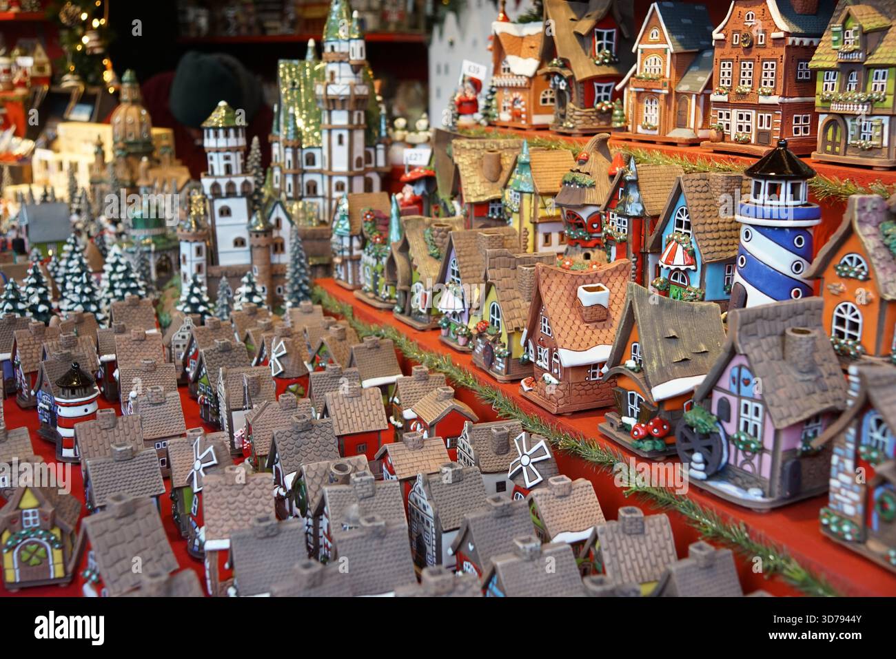 Una colorata mostra di case in miniatura del villaggio natalizio e di edifici in ceramica festivi in un mercato stagionale di Edimburgo. Edimburgo, Scozia Foto Stock