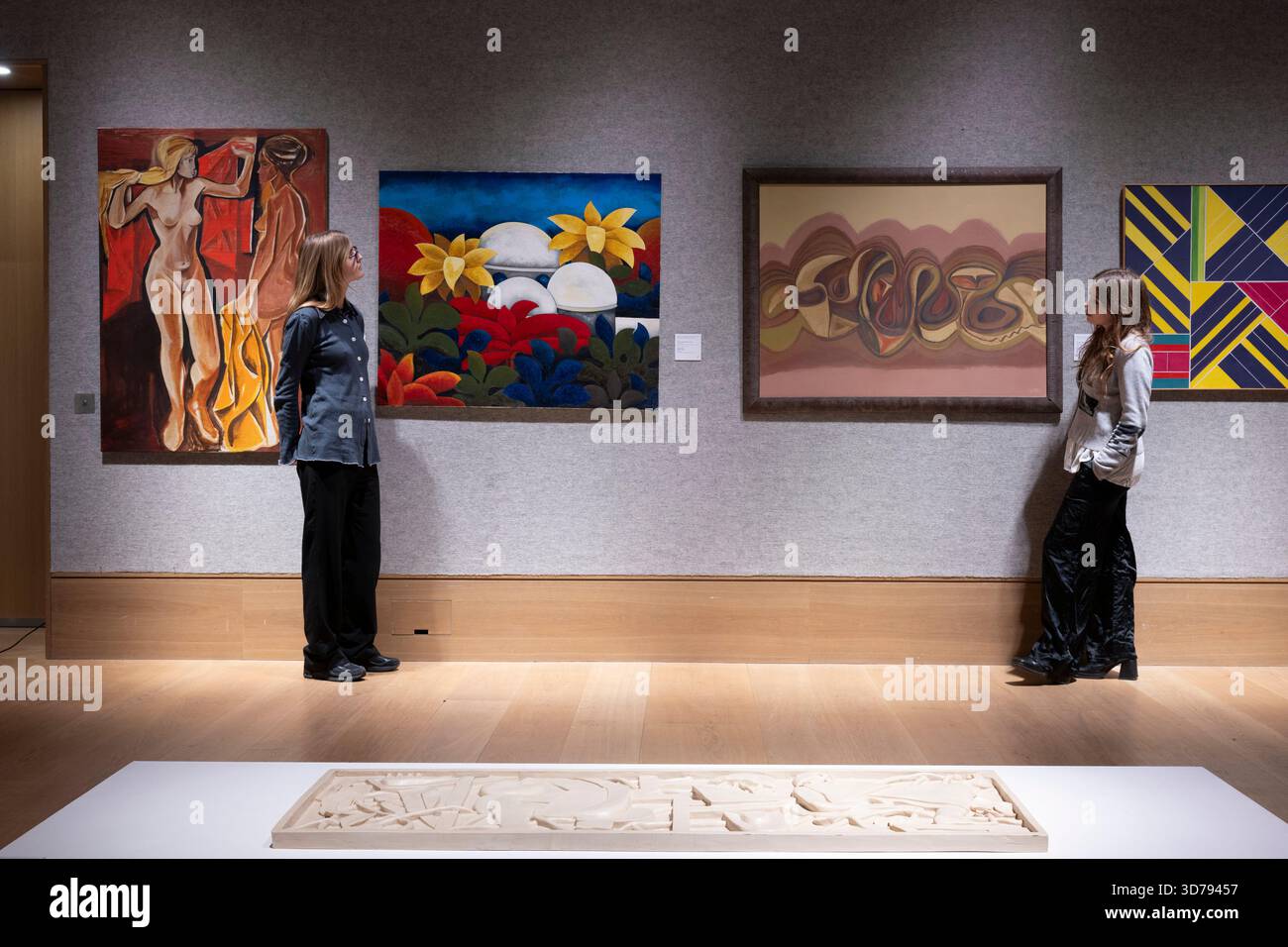 Bonhams, Londra, Regno Unito. 24 novembre 2025. L'asta Bonhams Modern and Contemporary Middle Eastern Art si svolge il 25 novembre. Le attrazioni includono: (Seconda a sinistra) Willy Aractingi (Libano, 1930-2003), le Grand Hammam. Stimate tra £ 30.000 e £ 50.000. Crediti: Malcolm Park/Alamy Live News Foto Stock