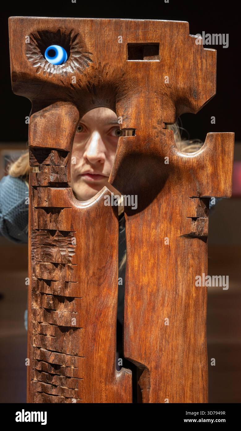 Bonhams, Londra, Regno Unito. 24 novembre 2025. L'asta Bonhams Modern and Contemporary Middle Eastern Art si svolge il 25 novembre. Le attrazioni principali includono: Chaouki Choukini (Libano, B. 1946), Equation Existentielle. Stimate tra £ 30.000 e £ 40.000. Crediti: Malcolm Park/Alamy Live News Foto Stock