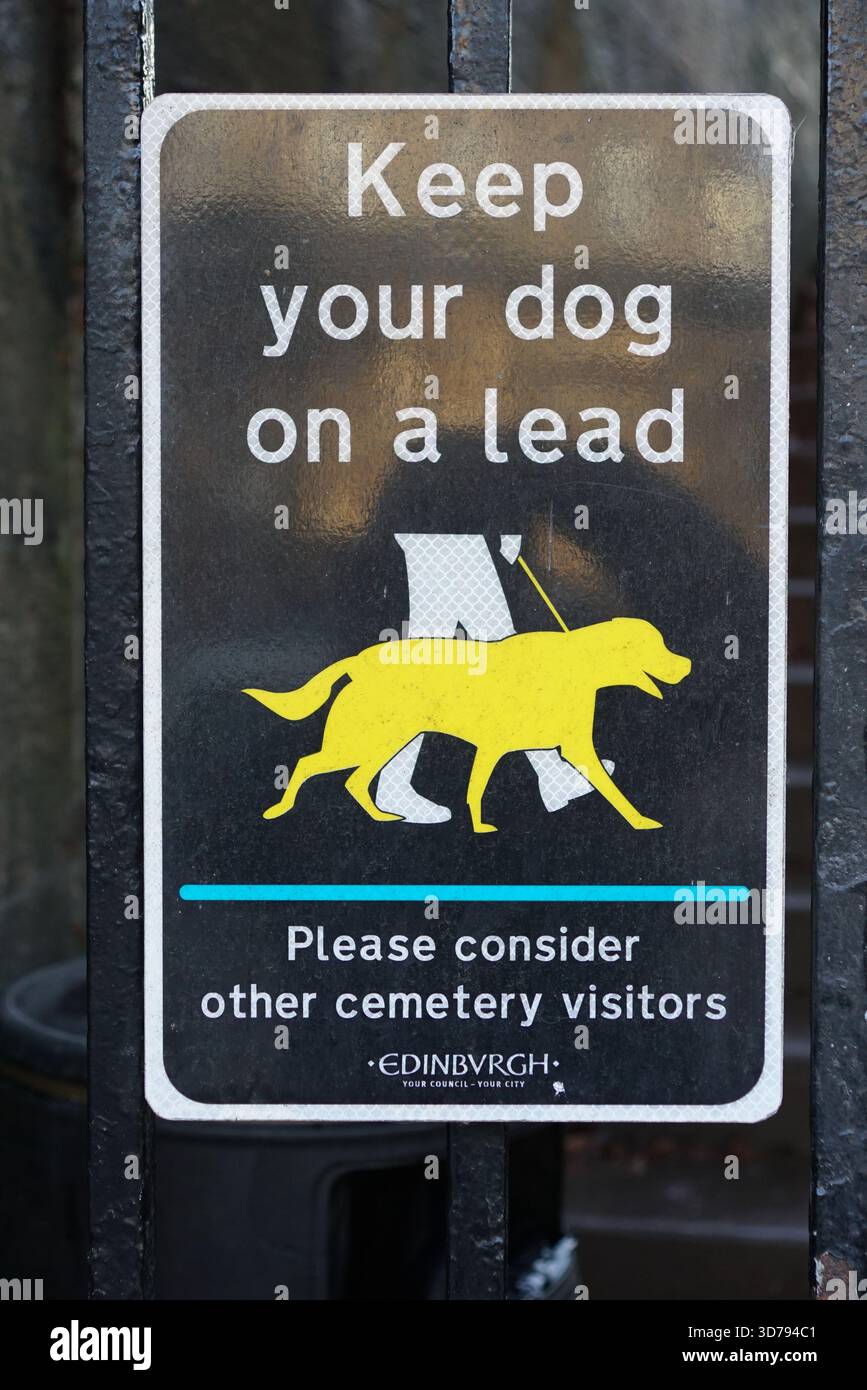 Cartello "Keep your dog on a lead" presso un ingresso del cimitero di Edimburgo. Edimburgo, Scozia Foto Stock
