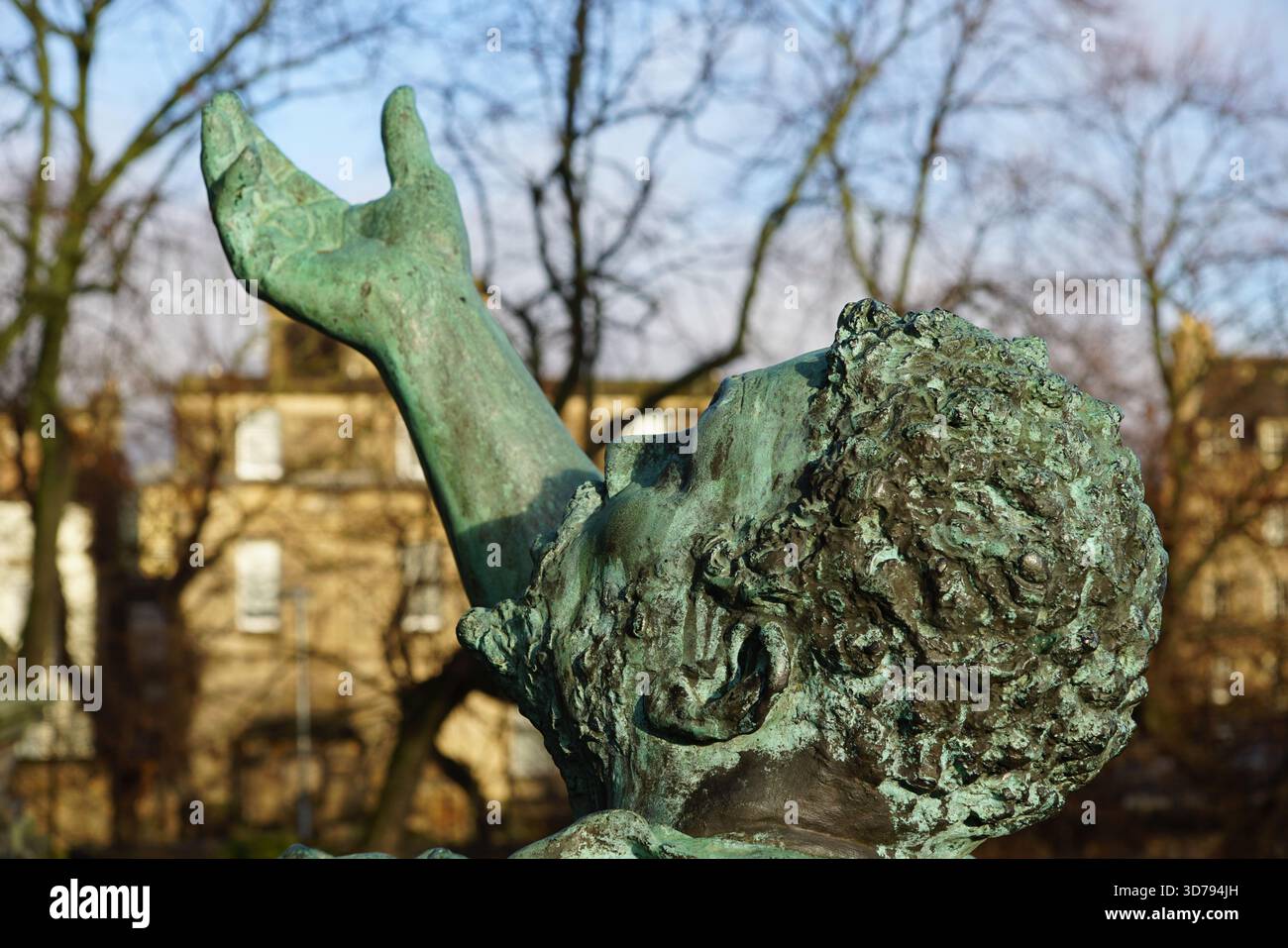 Primo piano di una statua di bronzo con una mano rialzata espressiva a Edimburgo. Edimburgo, Scozia Foto Stock