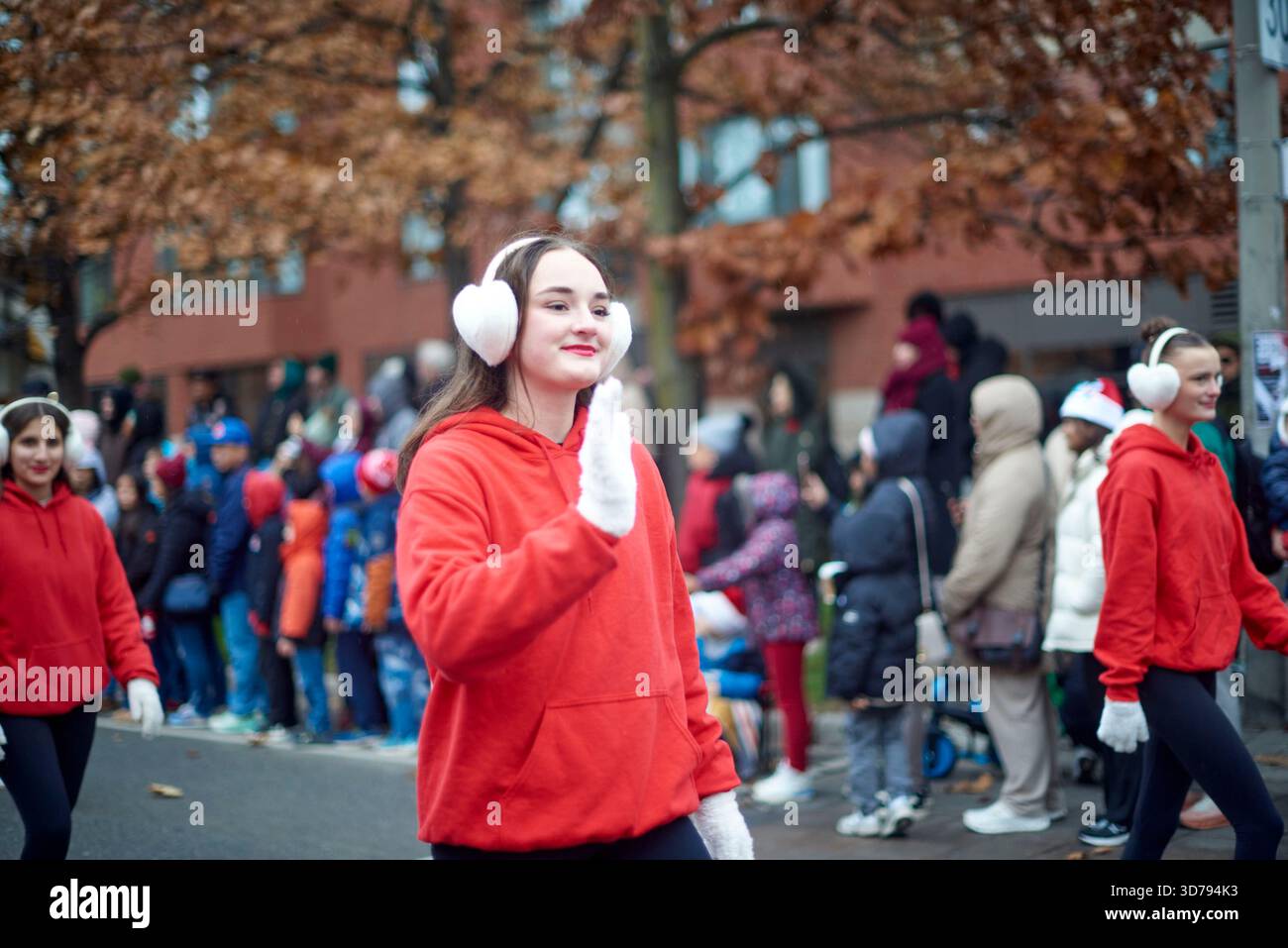 Toronto, Ontario, Canada - 23 novembre 2025: Una ragazza che saluta alla folla durante l'annuale Babbo Natale Parata di Toronto. Foto Stock