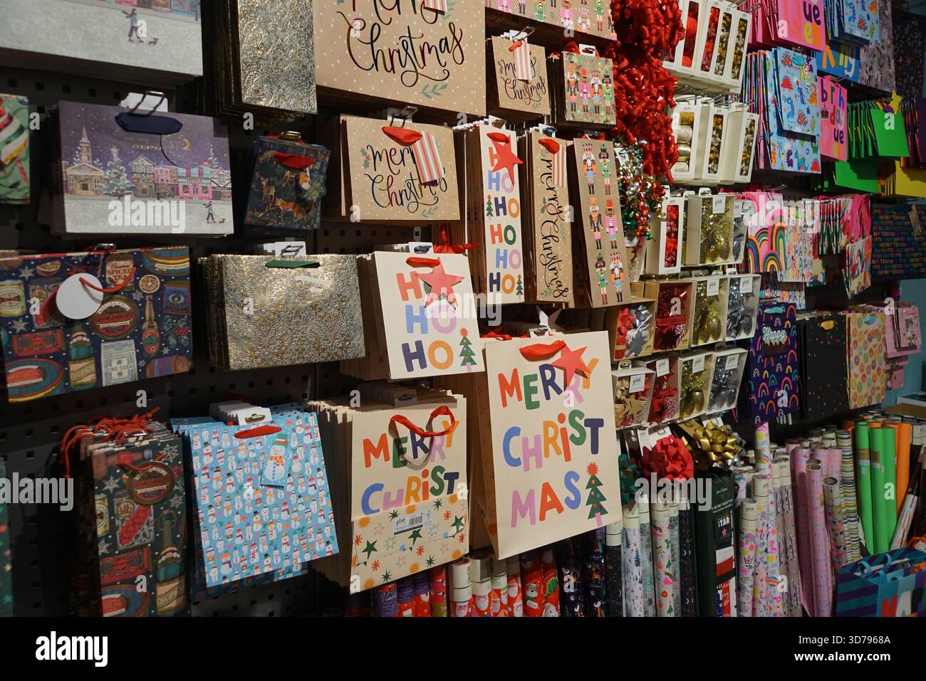 Esposizione di borse regalo di Natale, carta da imballaggio e imballaggi festivi in un negozio al dettaglio natalizio. Edimburgo, Scozia Foto Stock