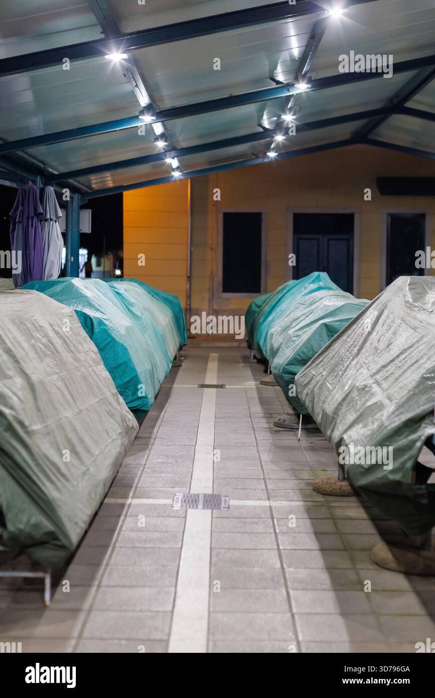 mercato alimentare all'aperto chiuso con tavoli coperti Foto Stock
