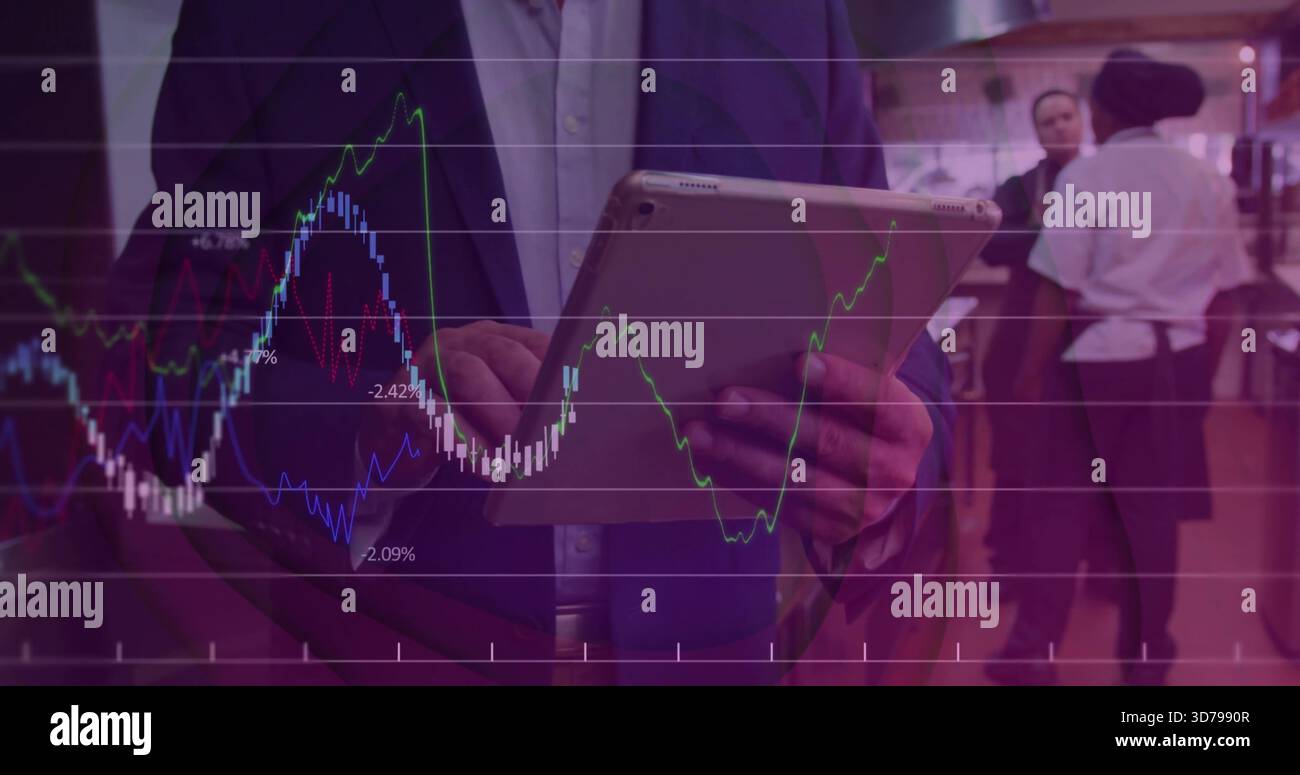 Con un tablet, un uomo d'affari in giacca, un camicia che tocca lo schermo al bar, carte sovrapposte Foto Stock