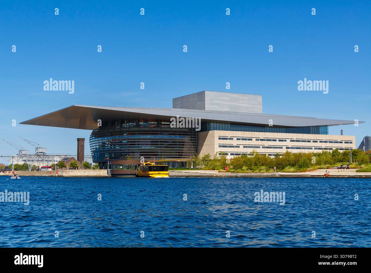 Copenhagen Opera House a Copenaghen, Danimarca, Europa a maggio - vista dall'acqua Foto Stock