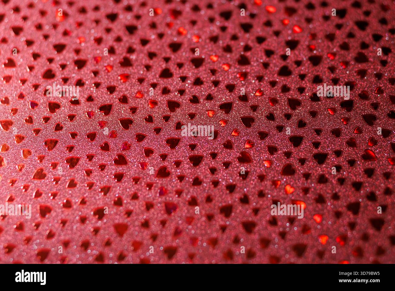 Consistenza di una superficie rossa con motivi a forma di cuore Foto Stock