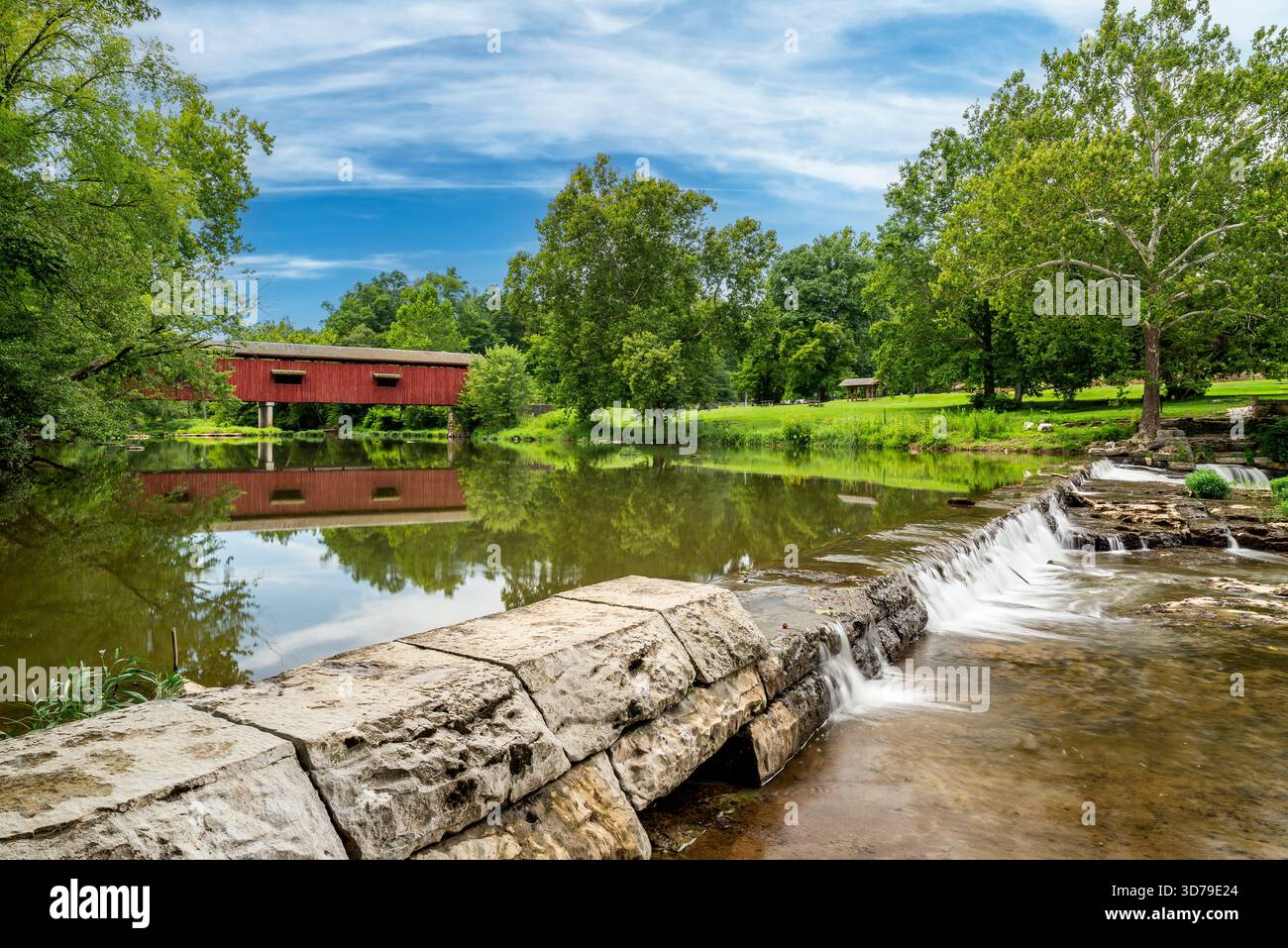 Il ponte coperto storico di Cataract Falls e le rovine dell'antica mulino lungo Mill Creek nell'area ricreativa statale di Cataract Falls nella contea di Owen, Indiana. Foto Stock