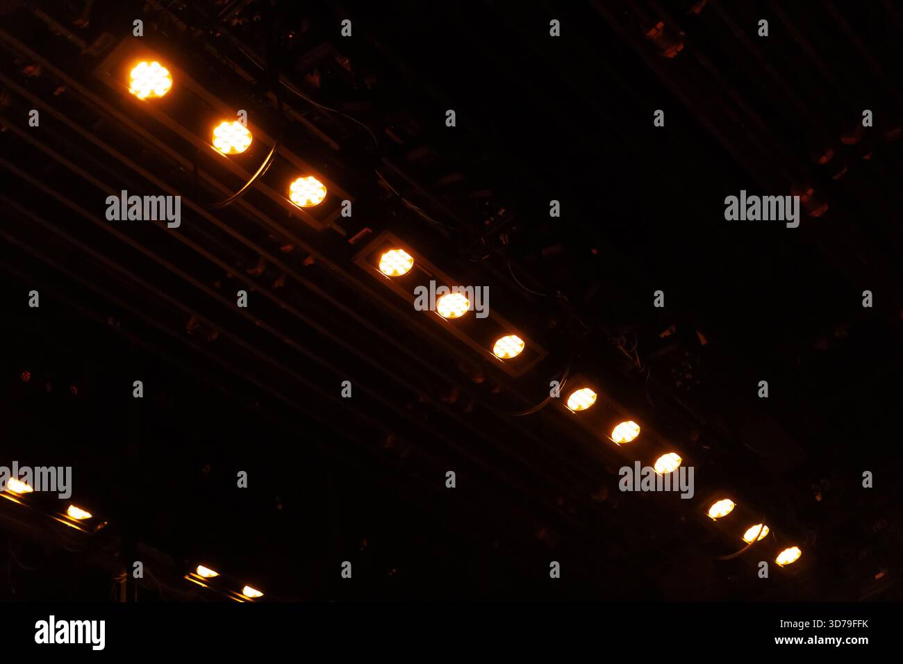 Luci luminose illuminano l'area dello spettacolo in un teatro Foto Stock