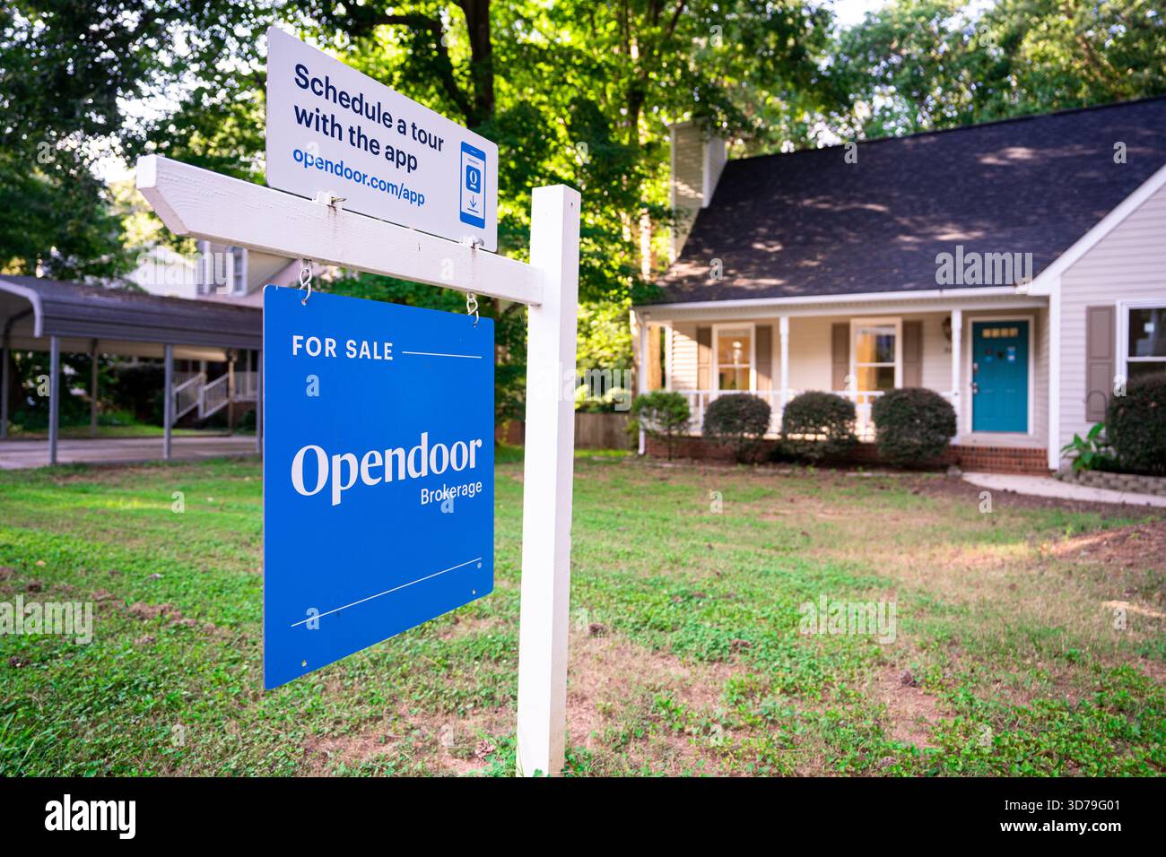 Opendoor Brokerage Real Estate Company Logo Yard Sign in Front of House for sale Property Foto Stock
