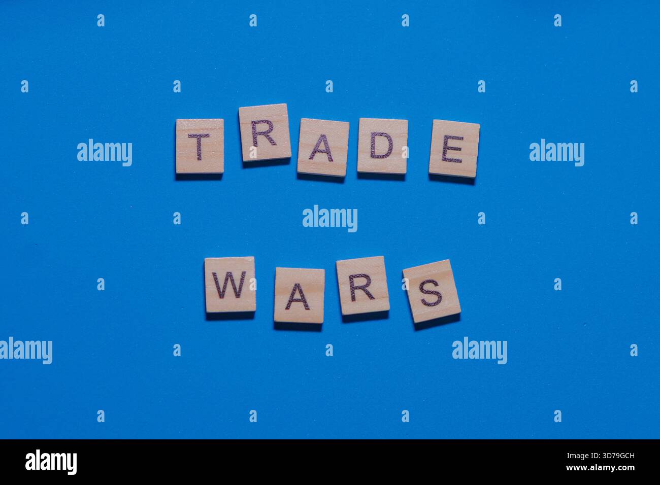 guerre commerciali con piastrelle di legno su sfondo blu Foto Stock