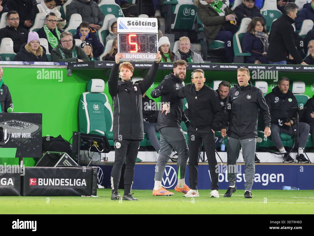 Firo : 22.11.2025, calcio, 1a Lega, 1a Bundesliga, stagione 2025/2026, Wolfsburg - Bayer 04 Leverkusen 1:3 il capo allenatore Daniel Bauer di Wolfsburg allenatore [allenatore] deve frenare il portiere Marius Müller di Wolfsburg portiere [portiere Foto Stock