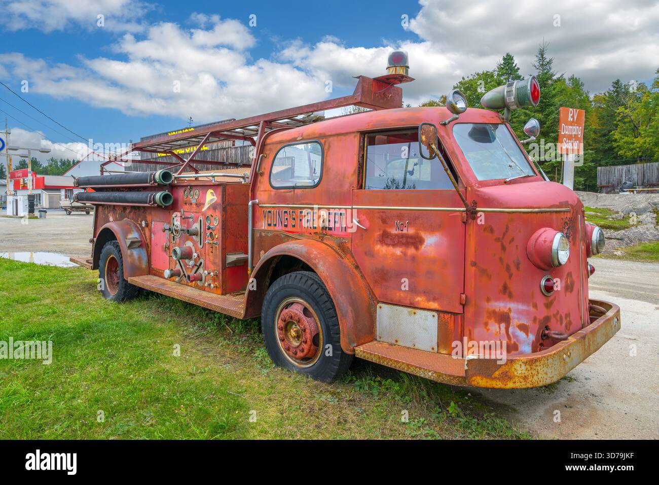 Vecchio camion dei vigili del fuoco di fronte al Youngs General Store nel centro di Wawa, Ontario, Canada Foto Stock