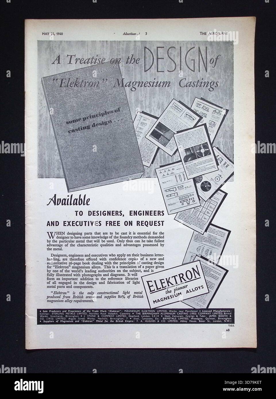 Pubblicità originale del 1940 che presenta una pubblicazione tecnica sui pezzi fusi di magnesio Elektron. L'immagine mostra un libro intitolato alcuni principi del design di fusione con diagrammi, fotografie e dati relativi ai componenti in lega di magnesio. L'annuncio promuove le fusioni di magnesio da costruzione prodotte in Gran Bretagna per applicazioni ingegneristiche. Foto Stock