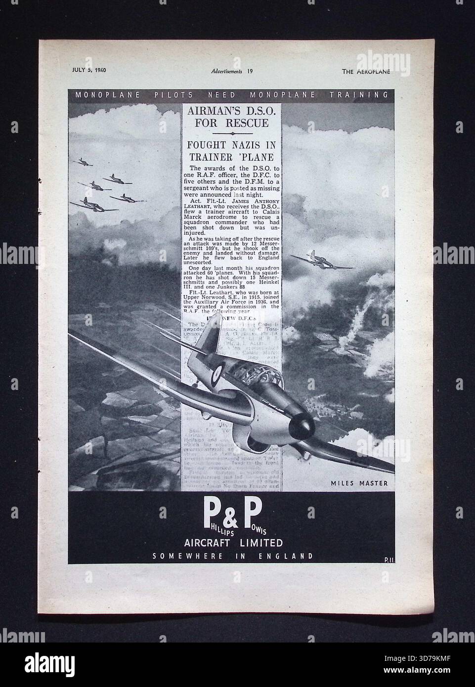 Pubblicità originale del 1940 che mostra il monoplano da addestramento Miles Master che vola sopra un paesaggio di campagna sotto un cielo nuvoloso. Formazioni di aerei più piccole appaiono in lontananza. Un riquadro evidenzia Flight-LT. James Anthony Leathart, che collega l'aeromobile all'addestramento della RAF e ai ruoli operativi. Foto Stock