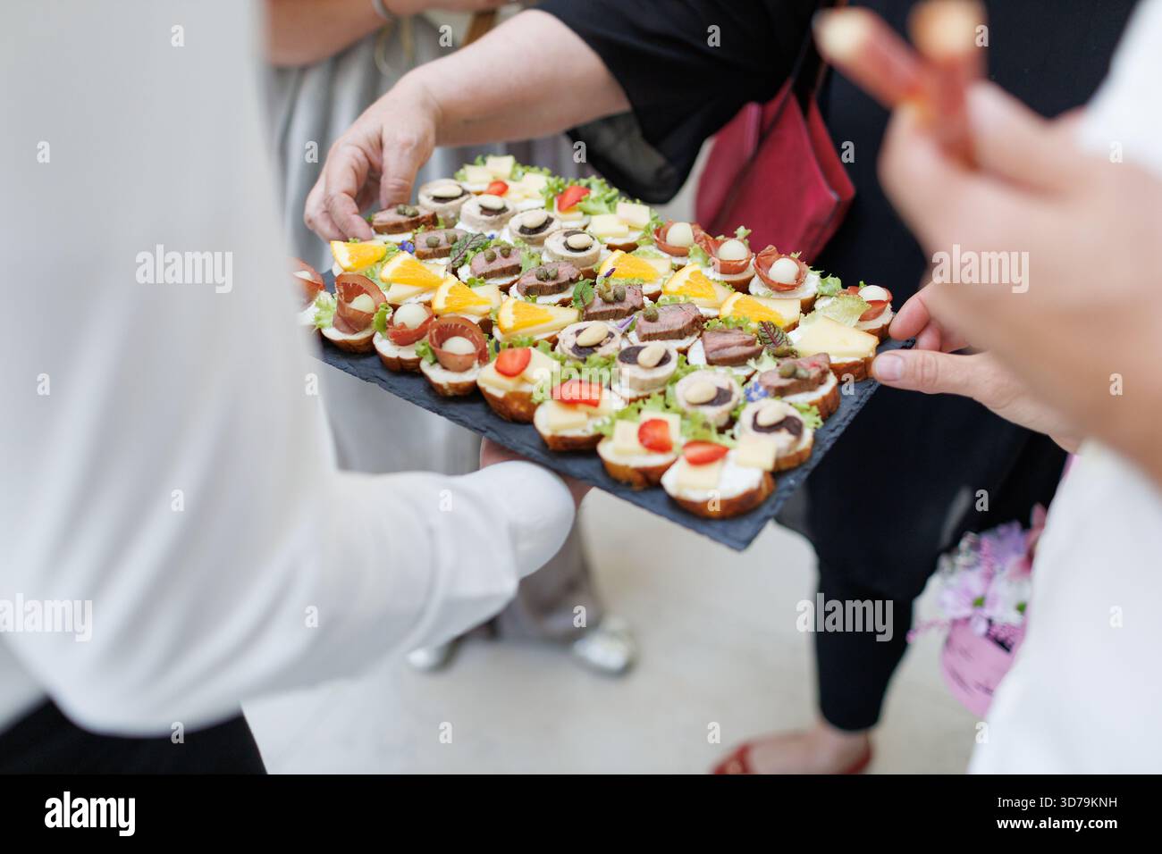 Deliziosi stuzzichini serviti durante un incontro sociale in un elegante ambiente interno Foto Stock