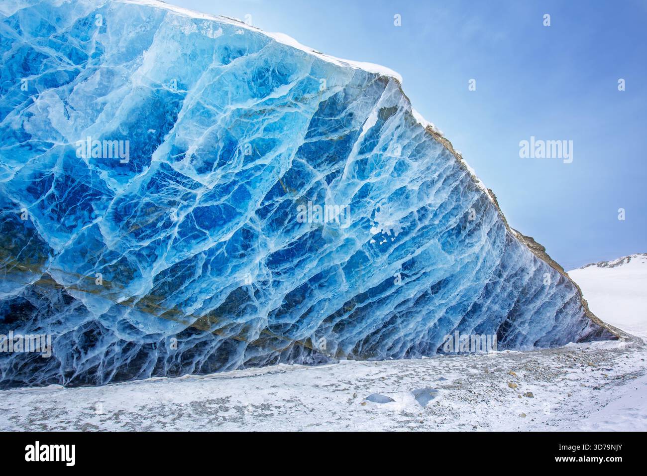 Parete del ghiacciaio che mostra un ghiaccio blu liscio fatto di neve compressa, Spitsbergen / Svalbard, Norvegia Foto Stock