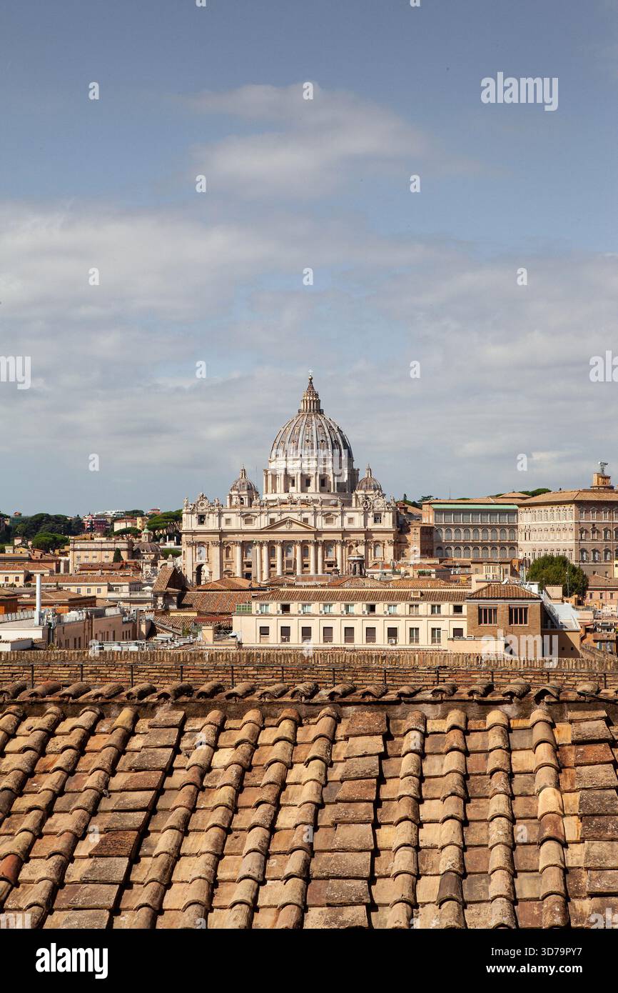 Tetti di Roma e Basilica di San Pietro Foto Stock