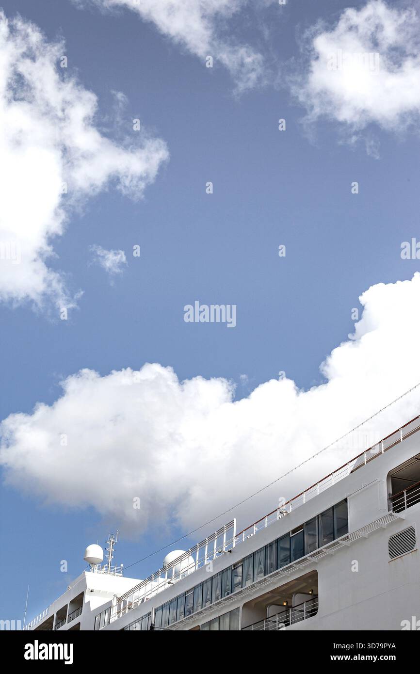 Parte di una nave da crociera e cielo nuvoloso sullo sfondo Foto Stock