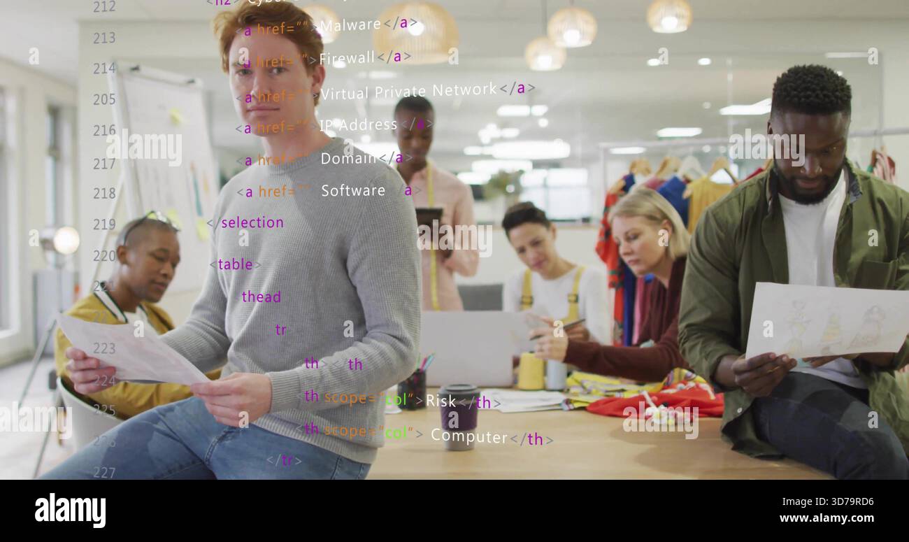 Discussione del team creativo che esamina gli schizzi stampati in studio di progettazione, con laptop e portapacchi Foto Stock