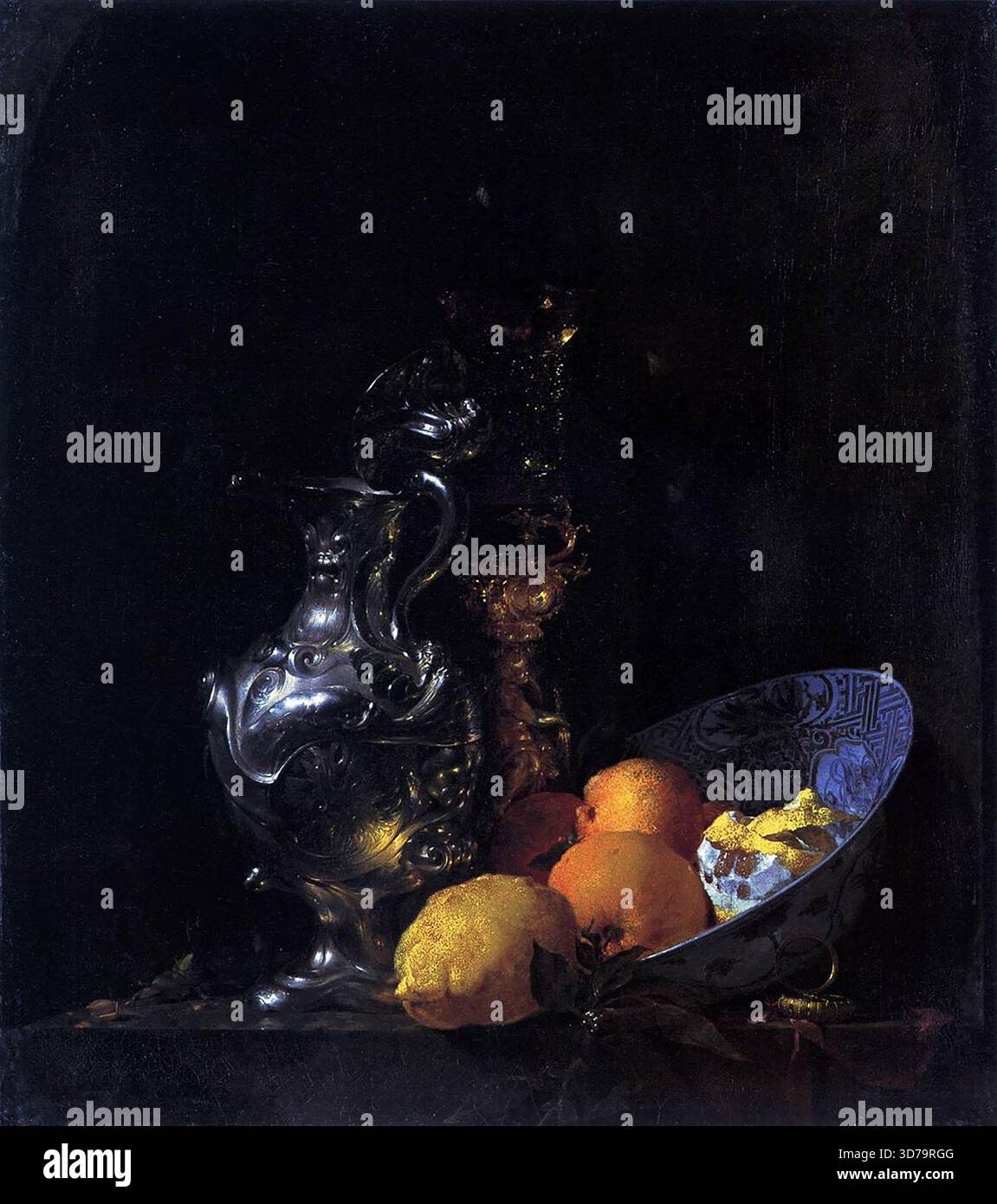 KALF, Willem (B. 1622, Rotterdam, d. 1693, Amsterdam) natura morta c. 1665 olio su tela, 74 x 65 cm Rijksmuseum, Amsterdam il miglior rappresentante del periodo classico della pittura olandese sulla natura morta è Willem Kalf. Nacque a Rotterdam, dove fu probabilmente influenzato da Fran'ois Rijckhals (dopo il 1600-47), un pittore di Middelburg meglio conosciuto per le sue piccole scene contadine che includono esposizioni di frutta e verdura, e di impressionanti nature morte pronk che includono sontuosi vasi d'oro e d'argento. Kalf iniziò a dipingere motivi simili: Piccole immagini di cucine e fienili, oltre che di bugiardi Foto Stock