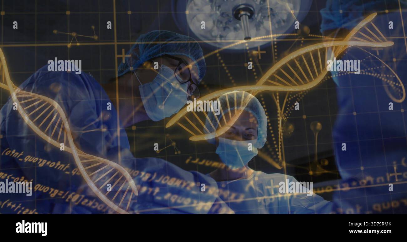 Esecuzione di interventi chirurgici, team chirurgico in camici blu e maschere che lavorano sotto la luce con sovrapposizioni di DNA Foto Stock
