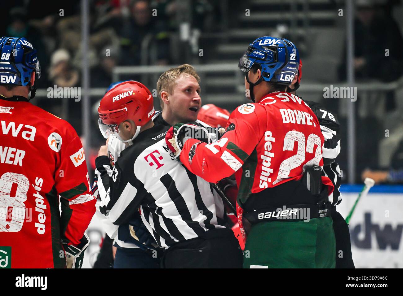 GER, Bavaria, FC Augsburg, Ice Hockey, Augsburg Panthers - EHC Red Bull Munich, allo stadio Curt-Frenzel, FC Augsburg, DEL, 21st Matchday, 23.11.25, v.l. Maximilian Daubner (EHC Red Bull Munich, 70), Madison Bowey (Augsburg Panthers, 22), Duel, Check, Fig Foto Stock