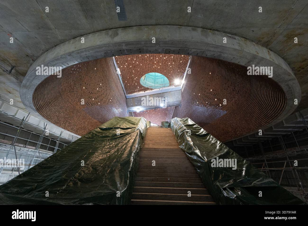 La Courneuve, Francia. 24 novembre 2025. Illustrazioni del cantiere della stazione della metropolitana la Courneuve Six Routes per il Grand Paris Express, a la Courneuve, il 24 novembre 2025. Foto di Raphael Lafargue/ABACAPRESS.COM credito: Abaca Press/Alamy Live News Foto Stock