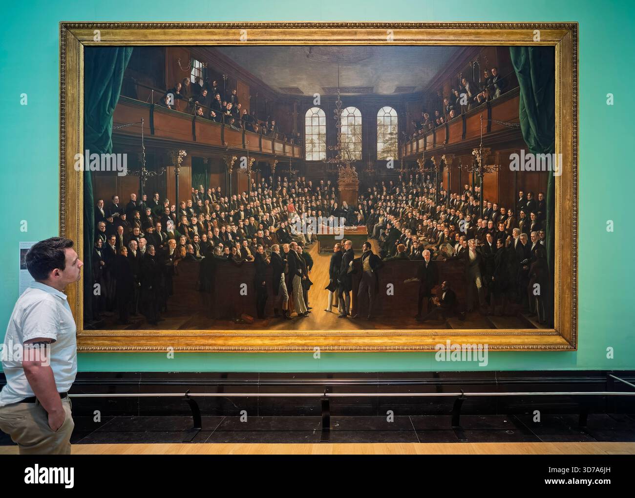 Visitatore che guarda il dipinto della camera imballata della camera riformata dei comuni nel 1833 nella Portrait Gallery, Londra, Regno Unito il 6 luglio 2017 Foto Stock