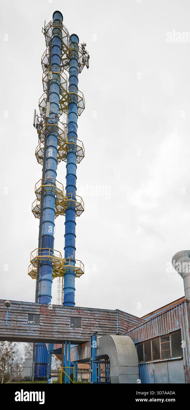 Il camino di una centrale elettrica a carbone che alimenta la rete di teleriscaldamento. Foto Stock