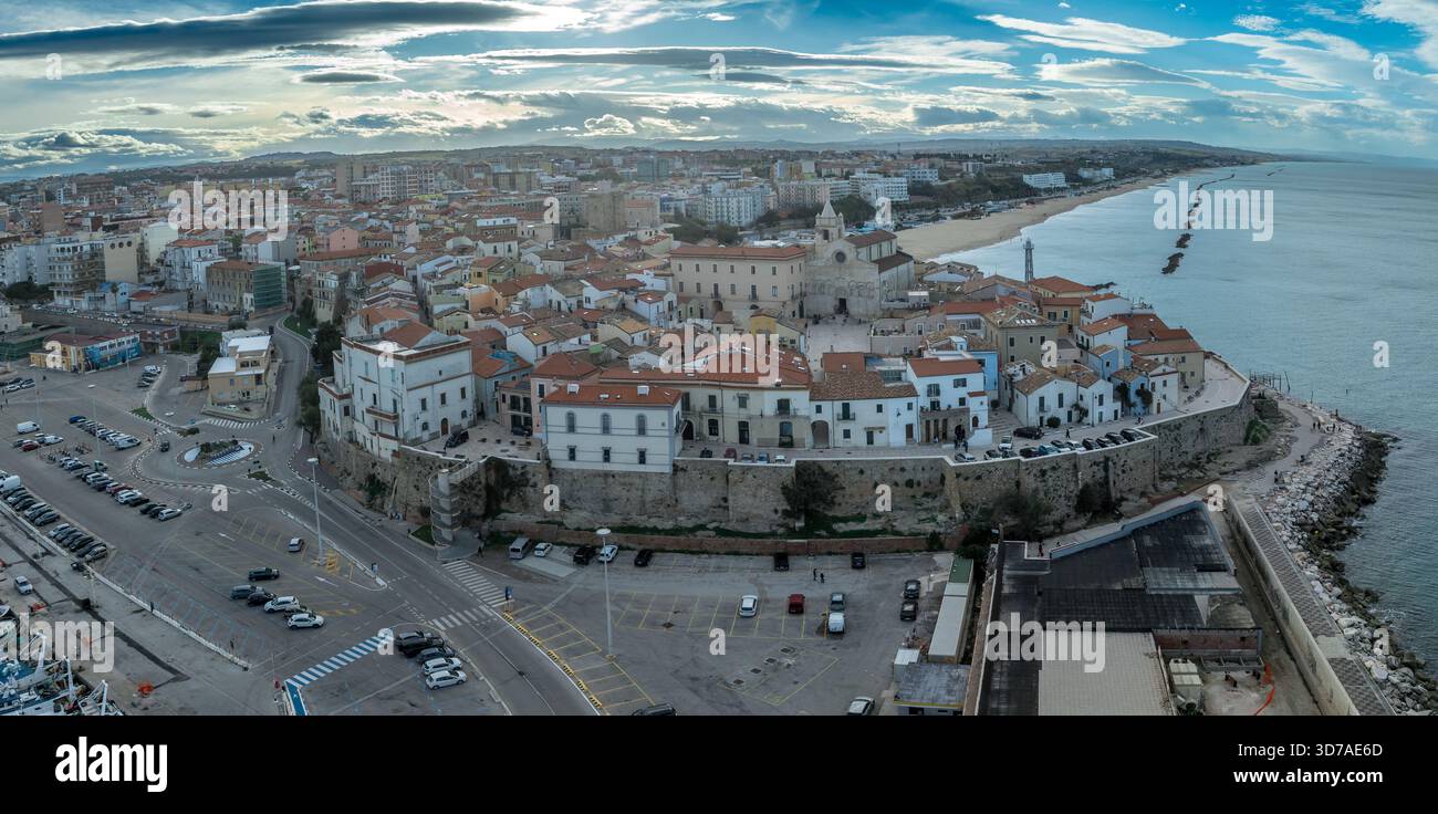 Vista aerea del borgo storico di Termoli: Castello normanno, antiche mura, pesca Trabucco vista sull'Adriatico dalla cittadella medievale del Molise Foto Stock