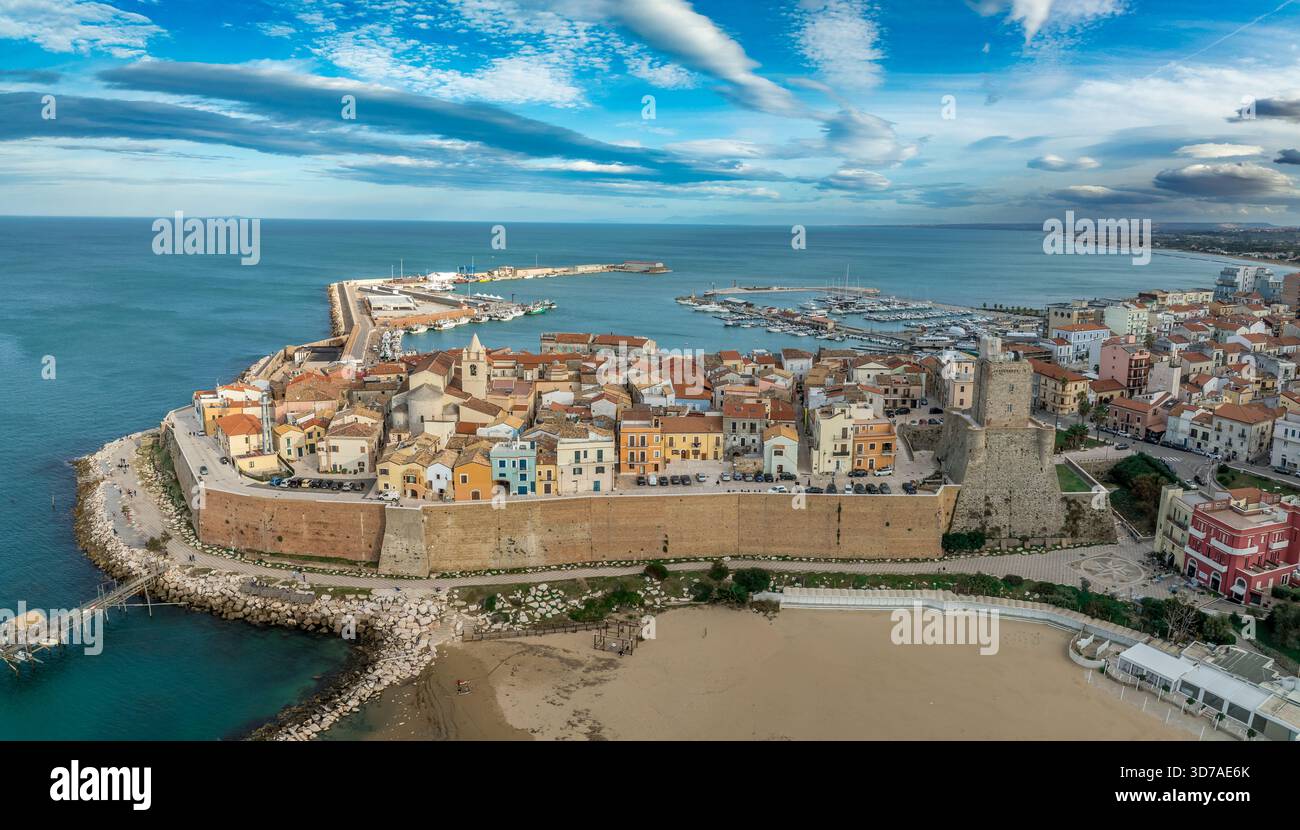 Vista aerea del borgo storico di Termoli: Castello normanno, antiche mura, pesca Trabucco vista sull'Adriatico dalla cittadella medievale del Molise Foto Stock