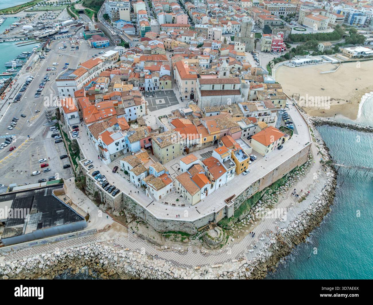Vista aerea del borgo storico di Termoli: Castello normanno, antiche mura, pesca Trabucco vista sull'Adriatico dalla cittadella medievale del Molise Foto Stock