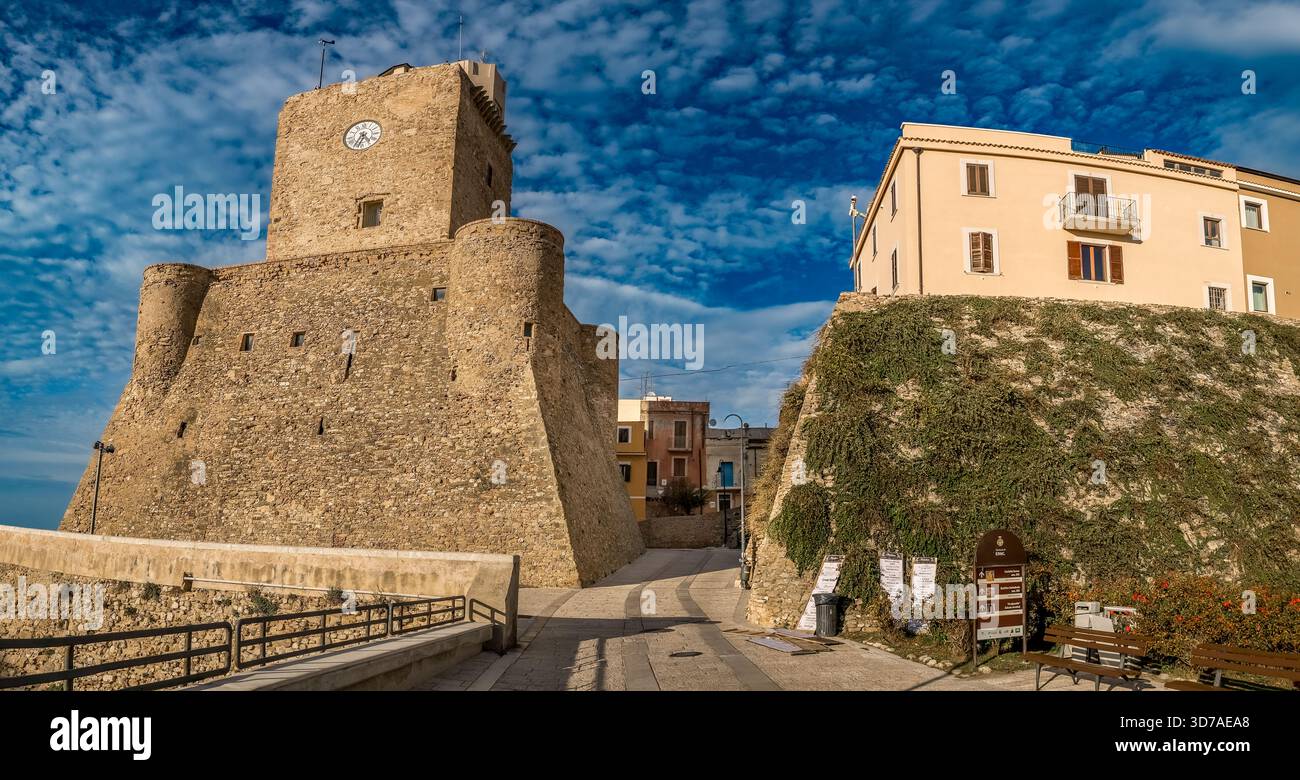 Vista delle antiche mura del centro medievale di Termoli e della torre del castello normanno in Molise Foto Stock