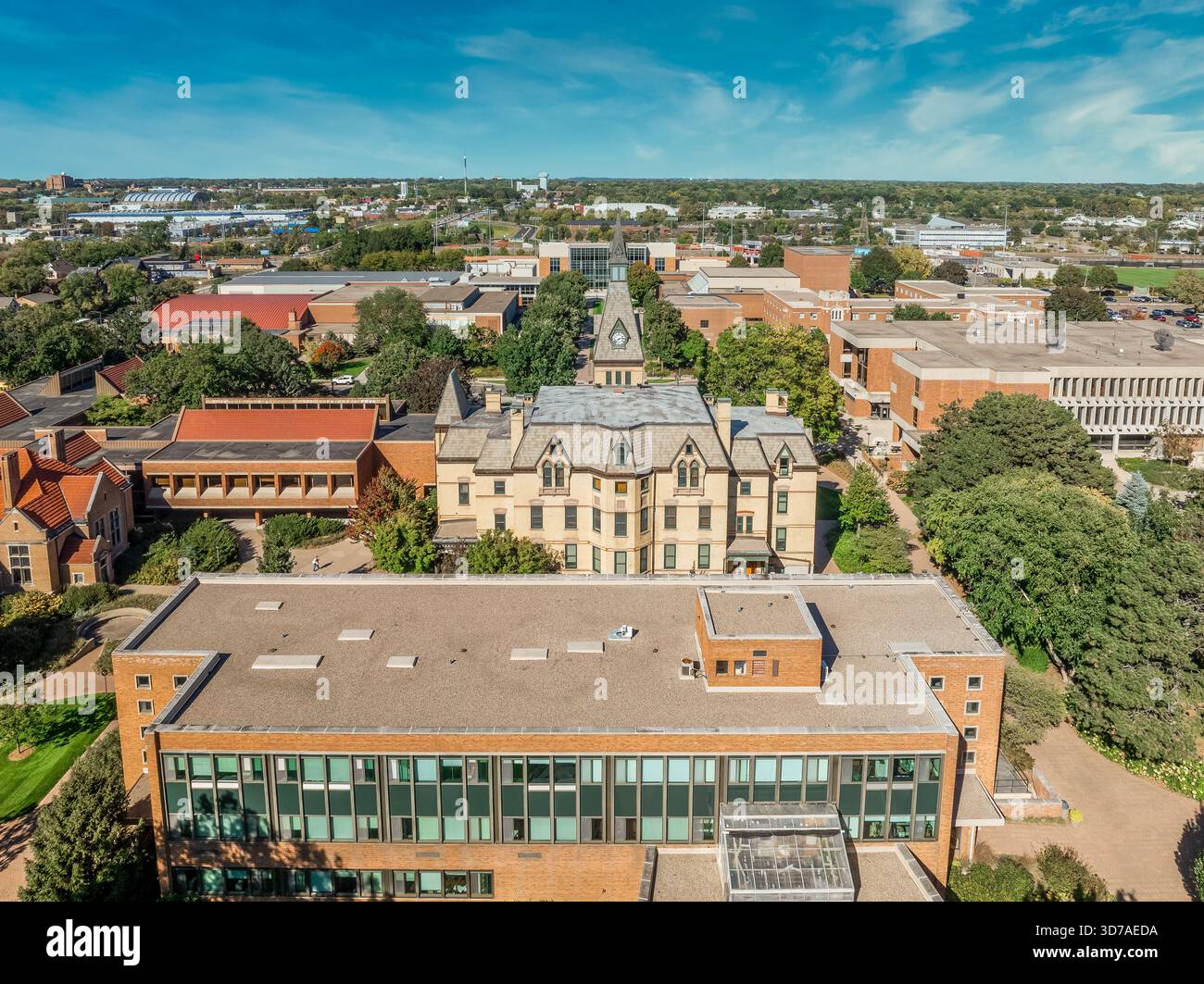 Vista aerea dell'edificio principale della Hamline University con torre dell'orologio a St. Paul, Minnesota Foto Stock
