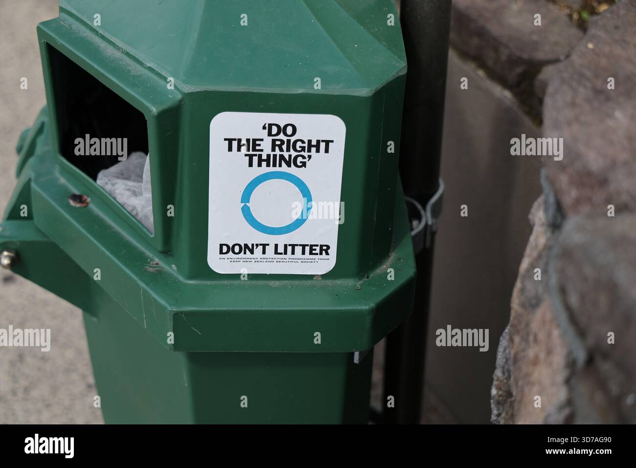 La cosa giusta non gettare i rifiuti nel Green Bin Foto Stock