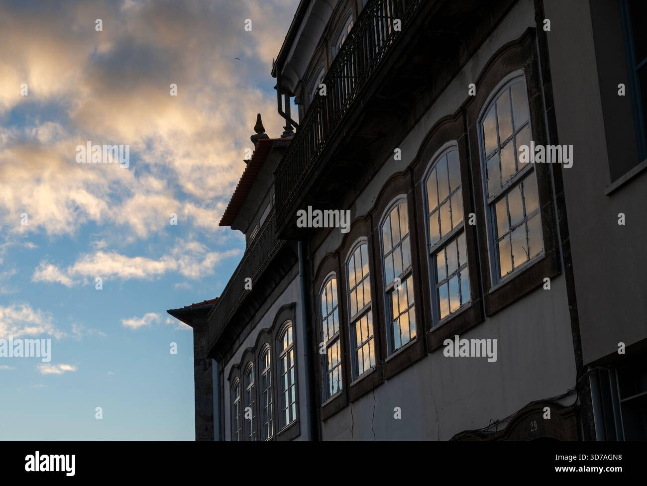 Finestre dell'appartamento Ina, riflessi al tramonto, Porto, Portogallo Foto Stock