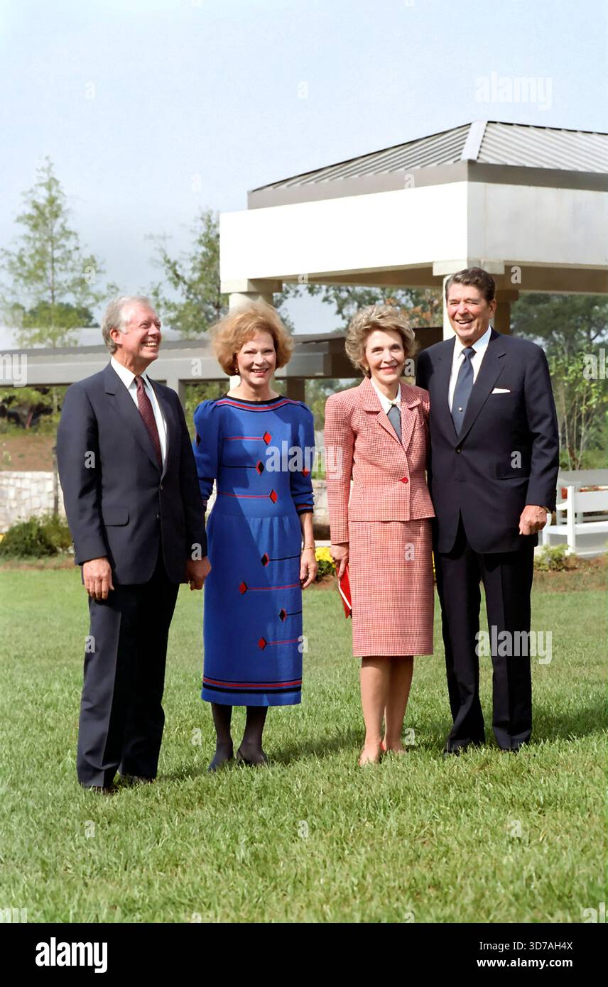 Il presidente degli Stati Uniti Ronald Reagan e la First Lady Nancy Reagan insieme all'ex presidente degli Stati Uniti Jimmy Carter e all'ex First Lady Rosalynn Carter alla cerimonia di dedica della Carter Presidential Library, Atlanta, Georgia, USA, presidente Ronald Reagan White House Photographic Office, 1 ottobre 1986 Foto Stock